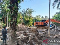 Pemkab Nagan Raya bersihkan lumpur banjir buka keterisolasian warga