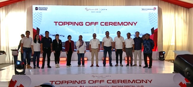 Proyek Data Center Batam – NeutraDC Nxera Batam menandai langkah besar Indonesia menuju era ekonomi digital dan kecerdasan buatan (AI). Kolaborasi antara Telkom, Singtel, Medco Power, dan Danantara menghadirkan pusat data berkelas dunia yang menjadikan Batam sebagai jembatan digital Asia Tenggara.