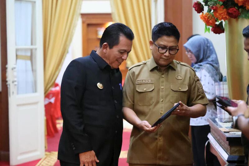 Gubernur Kepri Ansar Ahmad bersama Kepala Dinas Komunikasi dan Informatika (Kominfo) Provinsi Kepulauan Riau (Kepri), Hendri Kurniadi, S.STP, M.Si.