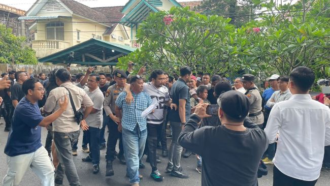 Eksekusi rumah di Batam kembali memicu ketegangan. Ahli waris menolak pengosongan dan menuding adanya kejanggalan dokumen SHGB, UWTO, dan dugaan praktik mafia tanah. Berikut kisah lengkapnya.
