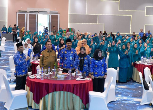 Gubernur Kepri Ansar Ahmad membuka Rakerda PKK 2025 di Bintan. Acara ini menegaskan komitmen PKK sebagai motor perubahan keluarga Kepri, membahas stunting, literasi digital, hingga ketahanan pangan.