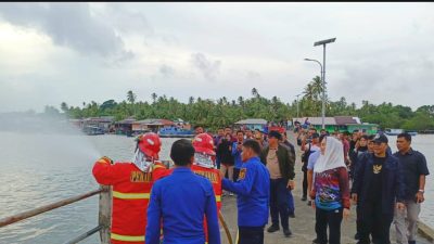 Tingkatkan Kesiapsiagaan, Bupati Natuna Serahkan Peralatan Damkar Portabel ke Masyarakat Subi