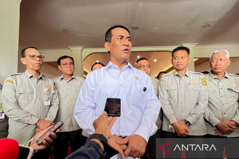 Menteri Pertanian Andi Amran Sulaiman menegaskan komitmennya mewujudkan kedaulatan pangan Indonesia. Dengan dukungan Presiden Prabowo, Kementan fokus meningkatkan produksi beras, jagung, dan kedelai untuk mencapai swasembada nasional pada 2028