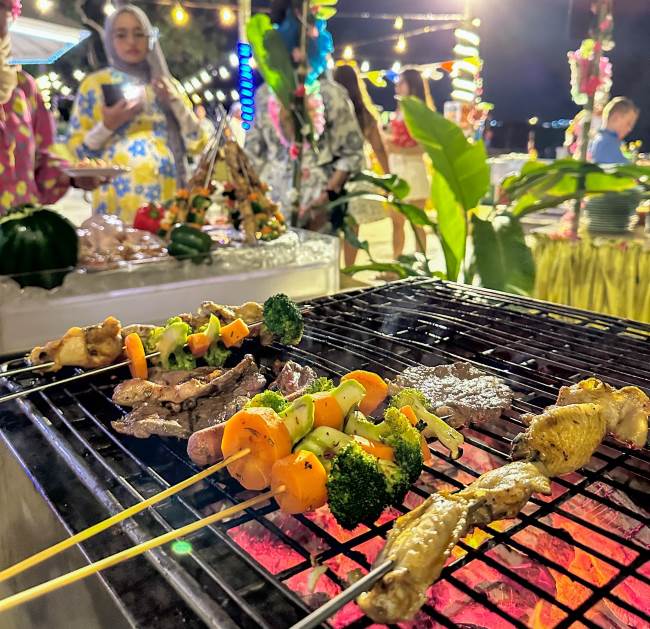 Promo Harris Hotel untuk Tahun Baru hadir dengan paket “Beli 4 Dapat 5”. Nikmati BBQ meriah di HARRIS Hotel Batam Center dan HARRIS Resort Waterfront Batam, lengkap dengan hiburan dan menu spesial.
