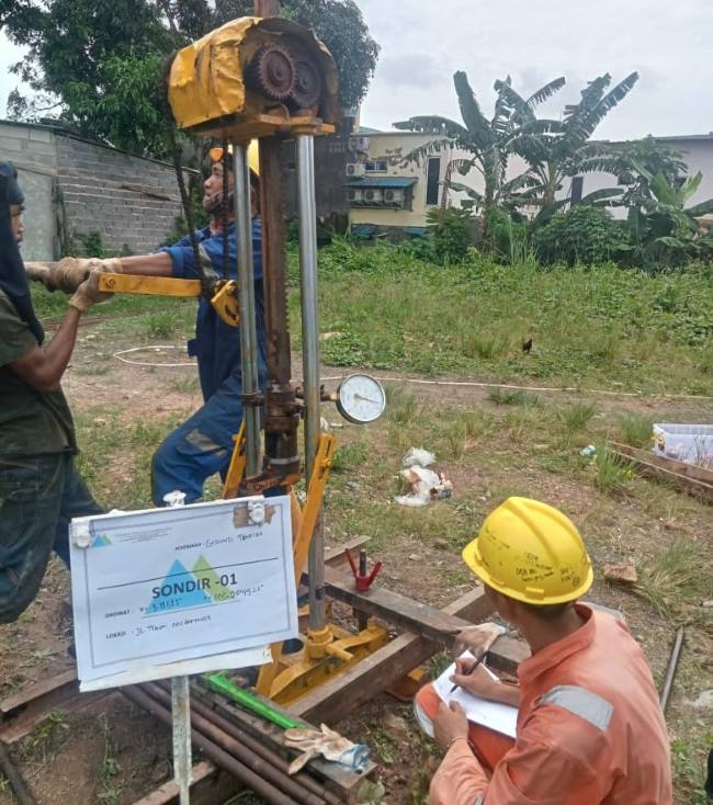 Pembangunan Rumah Quran Batam resmi dimulai dengan pekerjaan sondir di lahan wakaf BWI. Berkonsep tiga lantai, pusat pendidikan Qur’ani ini diharapkan menjadi ikon wakaf produktif di Kota Batam.