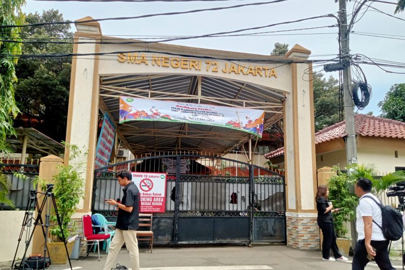 Densus 88 menemukan tujuh peledak di SMAN 72 Kelapa Gading dan kini menelusuri jaringan serta jejak digital pelaku. Polri menggandeng KPAI dan tim trauma healing untuk memulihkan kondisi siswa pasca-ledakan.