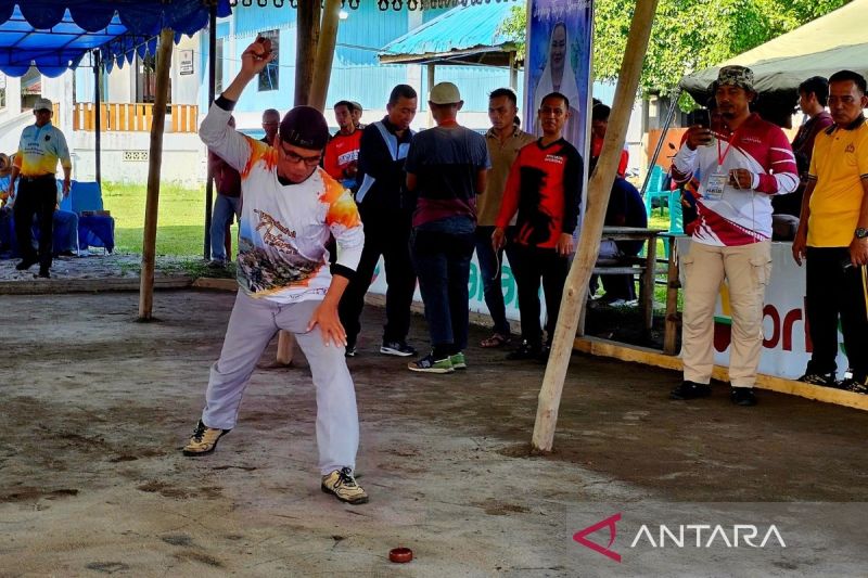 Pemkab Natuna menggelar Tanding Gasing antarkecamatan di Tugu Gasing sebagai upaya melestarikan warisan budaya daerah. Sebanyak 20 tim dari delapan kecamatan ikut serta dalam ajang yang menjadi simbol kekompakan dan kebanggaan masyarakat Natuna.