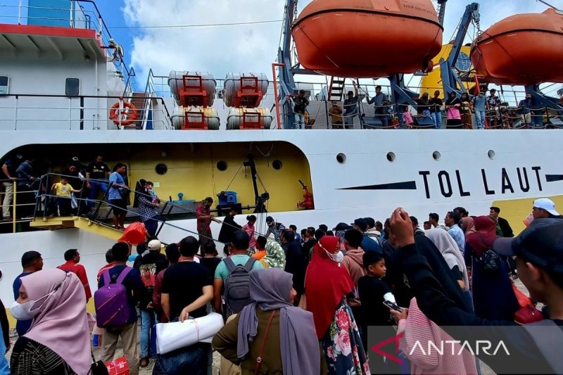 Tol Laut Natuna kembali diperpanjang untuk menjaga stabilitas harga menjelang Natal dan Tahun Baru. Pemerintah menambah subsidi, kuota kontainer, serta memastikan distribusi logistik dari Tanjung Priok berjalan lancar.