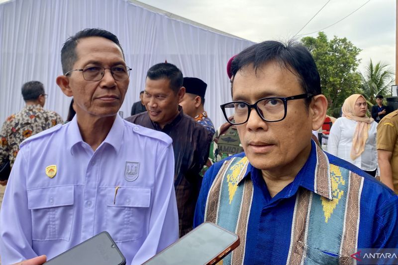 Staf Ahli Bidang Politik dan Hukum Kementerian Transmigrasi Prima Idwan Mariza (baju biru) dan Wali Kota Batam yang juga Kepala BP Batam, DR H Amsakar Achmad