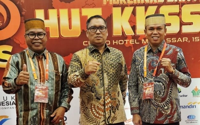 Ketua dan Sekretaris BPW KKSS Kepri, Ady Indra Pawennari dan Amrullah Rasal, serta Wagub Kepri, Nyanyang Haris Pratamura di sela-sela perayaan HUT KKSS ke-49 di Hotel Claro Makassar, Sabtu (16/11/2025).