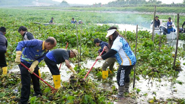 Waduk Duriangkang kembali dibersihkan dari gulma oleh BP Batam. Aksi ini tidak hanya menjaga pasokan air bersih, tetapi juga membangun kepedulian bersama tentang pentingnya menjaga sumber air Batam.