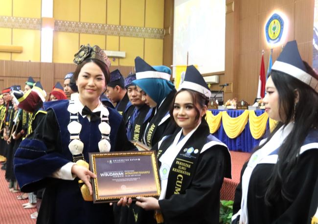 Wisuda Uniba 2025 menghadirkan 724 wisudawan dalam Sidang Senat Terbuka Wisuda XXII, menegaskan komitmen kampus mencetak generasi unggul, ikhlas, berintegritas, dan berdaya saing global.