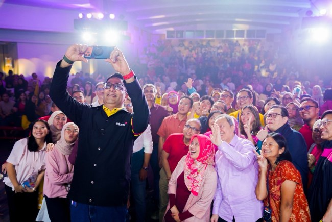 President Director and CEO Indosat Ooredoo Hutchison, Vikram Sinha selfie sama pengunjung.