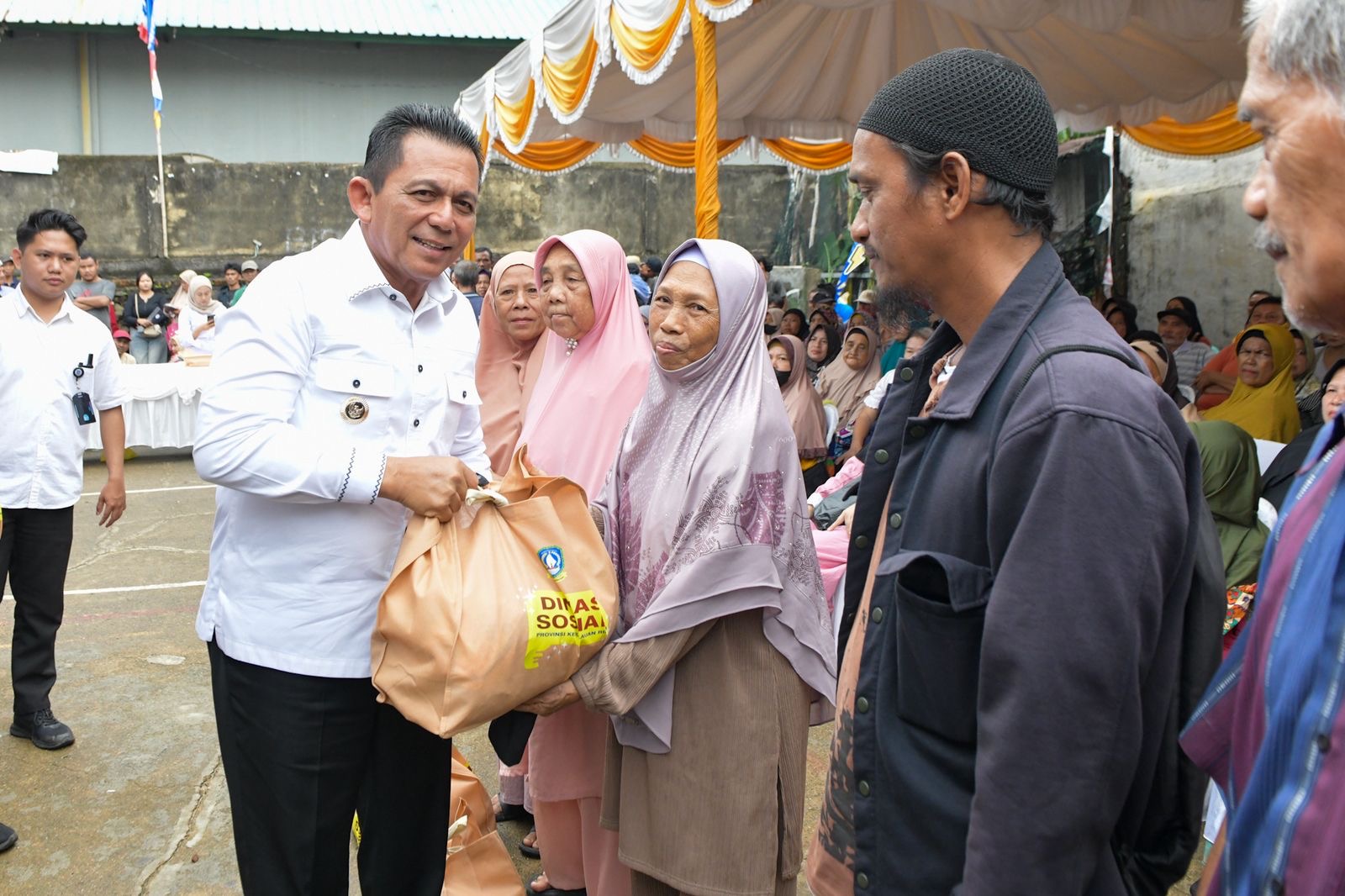Gubernur Ansar Ahmad menyerahkan bantuan paket sembako tahap II kepada warga Kota Tanjungpinang, Rabu (19/11/2025). Sebanyak 2 ribu paket sembako diserahkan secara simbolis di Lapangan Voli, Tanjungunggat.