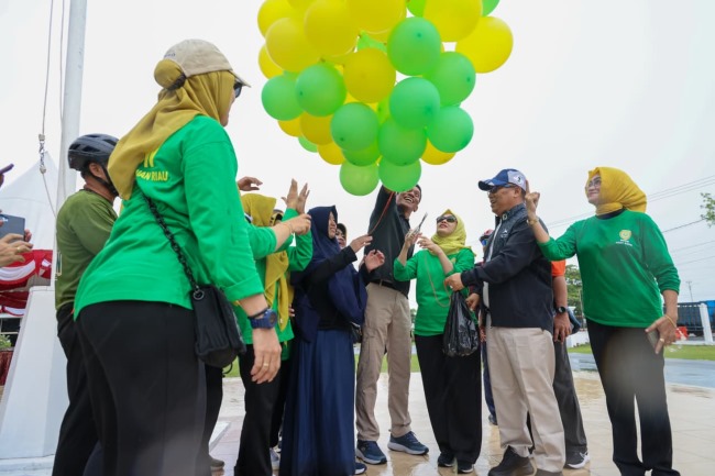 Wagub Nyanyang didampingi Ketua BKOW Provinsi Kepri Neny Dwiyana Nyanyang, melepas balon kegiatan Gowes Santai yang digelar di kawasan Tugu Sirih, Taman Gurindam 12, Tanjungpinang
