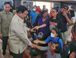 Prabowo disambut peluk haru warga saat tinjau lokasi bencana Tapteng
