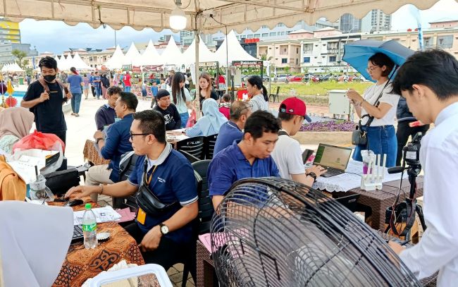 Program KETAPEL Disdukcapil Batam menghadirkan layanan administrasi kependudukan gratis langsung ke masyarakat melalui sistem jemput bola di pusat aktivitas warga.