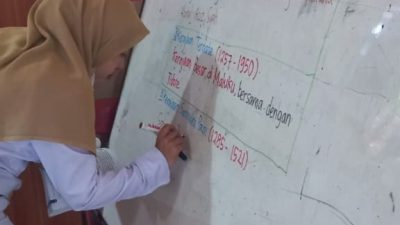 Spidol Warna-Warni Hidupkan Kelas: Kisah Inspiratif Guru di Kepri dan Kolaborasi MR.D.I.Y. – Indonesia Mengajar