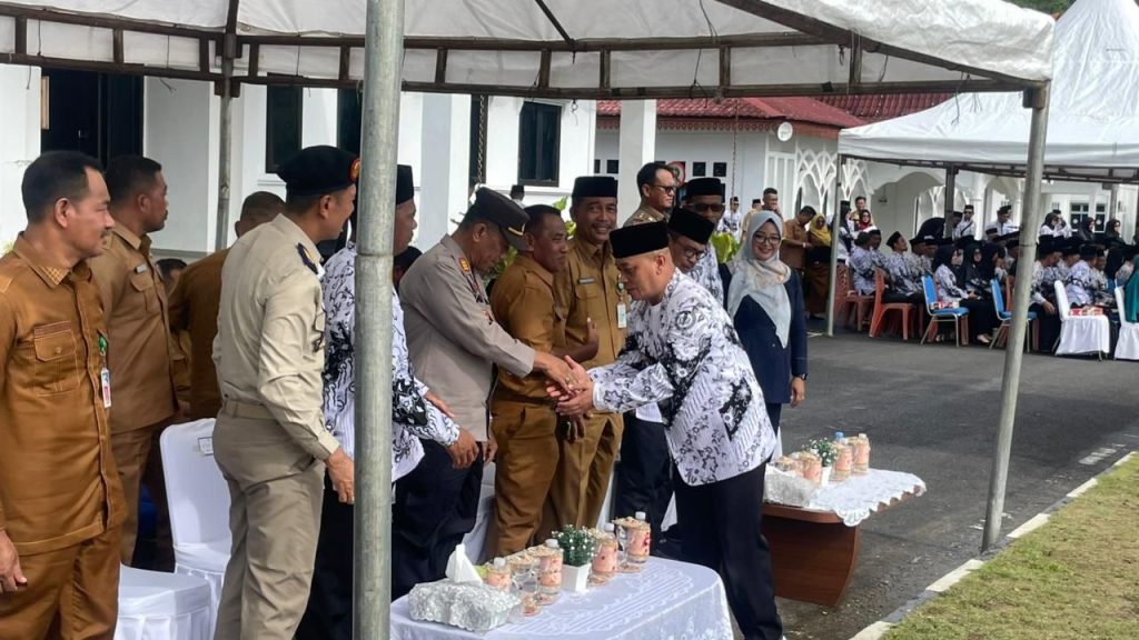 Peringatan HUT PGRI Lingga Ke-80 dan Hari Guru Nasional 2025 menjadi ajang penguatan sinergi antara dunia pendidikan, pemerintah daerah, dan Polri. Polsek Daik Lingga hadir untuk mendukung penyelenggaraan pendidikan yang aman dan kondusif.