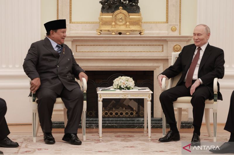 Presiden Rusia Vladimir Putin menyambut kedatangan Presiden RI Prabowo Subianto di Istana Kremlin, Moskow, Rusia. Putin menawarkan mengembangakan teknologi nuklir untuk Indonesia.