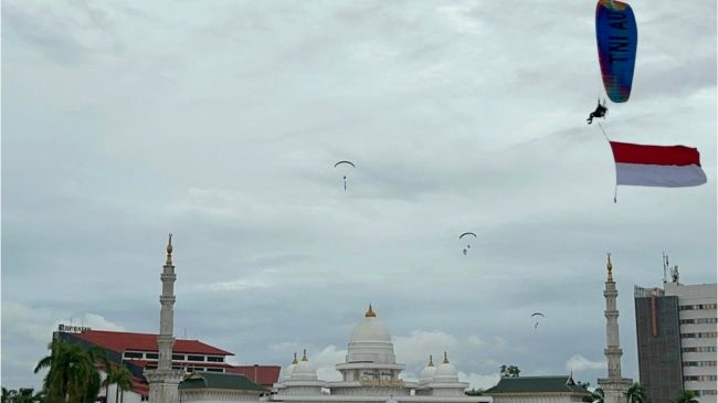 Terjun Payung dan atraksi udara meriahkan pemanasan Batam Solidarity AirShow 2025 di Dataran Engku Putri sebagai rangkaian HJB ke-196.