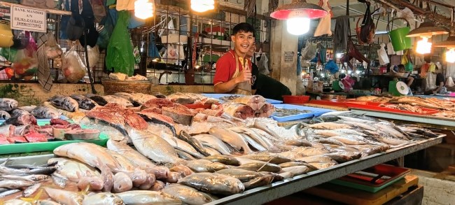 Pemkot Tanjungpinang memastikan pasokan kebutuhan pokok aman dan harga terkendali menjelang Natal 2025 dan Tahun Baru 2026, termasuk melalui pengawasan distributor dan operasi pasar.