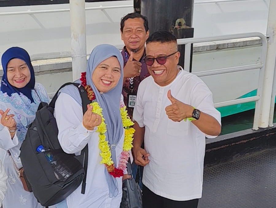 Foto bersama Kepala Dinas Kebudayaan dan Pariwisata Kota Batam, Ardi Winata,  Pengurus Besar Kanan PTPTN Malaysia, Wan Zawiyah Binti Wan Abubakar dan Ketua FJP, Kepri, Novianto.