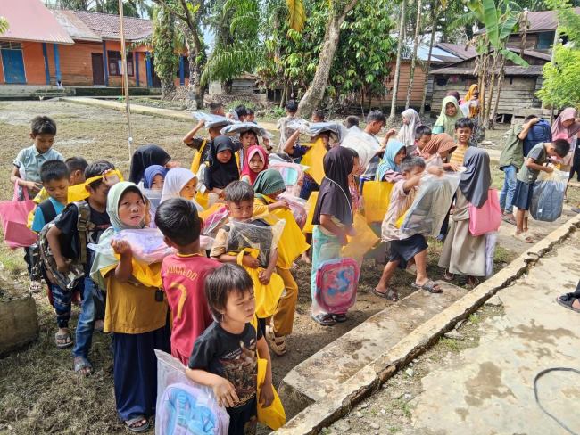 Telkom beri pendamping psikolog bagi anak korban bencana di Aceh. Telkom hadir mendukung pemulihan psikososial, pendidikan, dan kebutuhan dasar masyarakat terdampak.