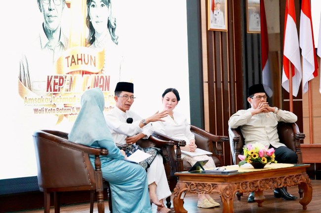 Menilik perjalanan bermakna satu tahun kepemimpinan Amsakar-Li Claudia di Batam. Dari seragam gratis hingga investasi meroket, inilah potret nyata perubahan Batam.