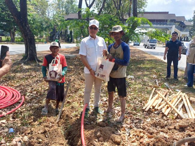 Gerindra berbagi di Harlah ke-18. Aweng Kurniawan turun langsung membagikan sembako kepada petugas kebersihan dan pekerja informal di Sekupang, Batam.
