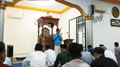 Ketua Mesjid Al-Ihsan Saat Menyampaikan Pesan Awal Ramadhan sebelum Shalat Sunnah Tarawih