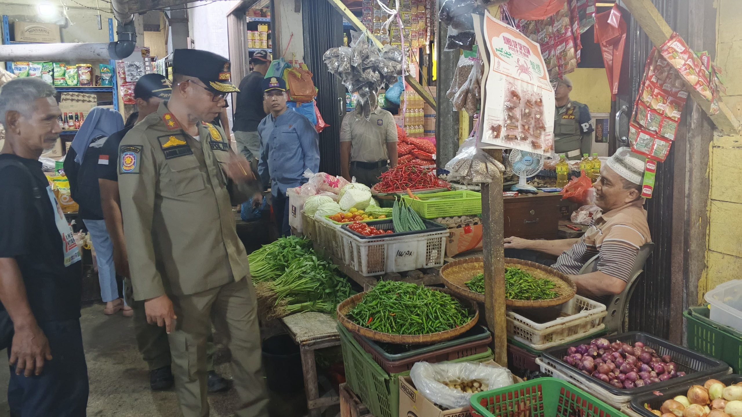 Kasatpol PP Kepulauan Anambas Abdul Rasyid dan Anggota Lakukan Penertiban pedagang pasar Inpres Tarempa