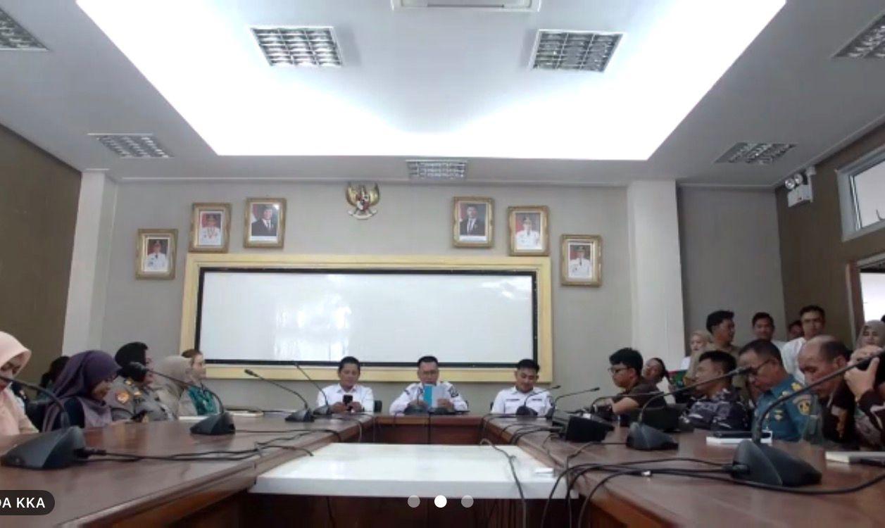 Bupati Anambas Aneng didampingi Wakil Bupati Anambas Raja Bayu Saat Pimpin Rapat