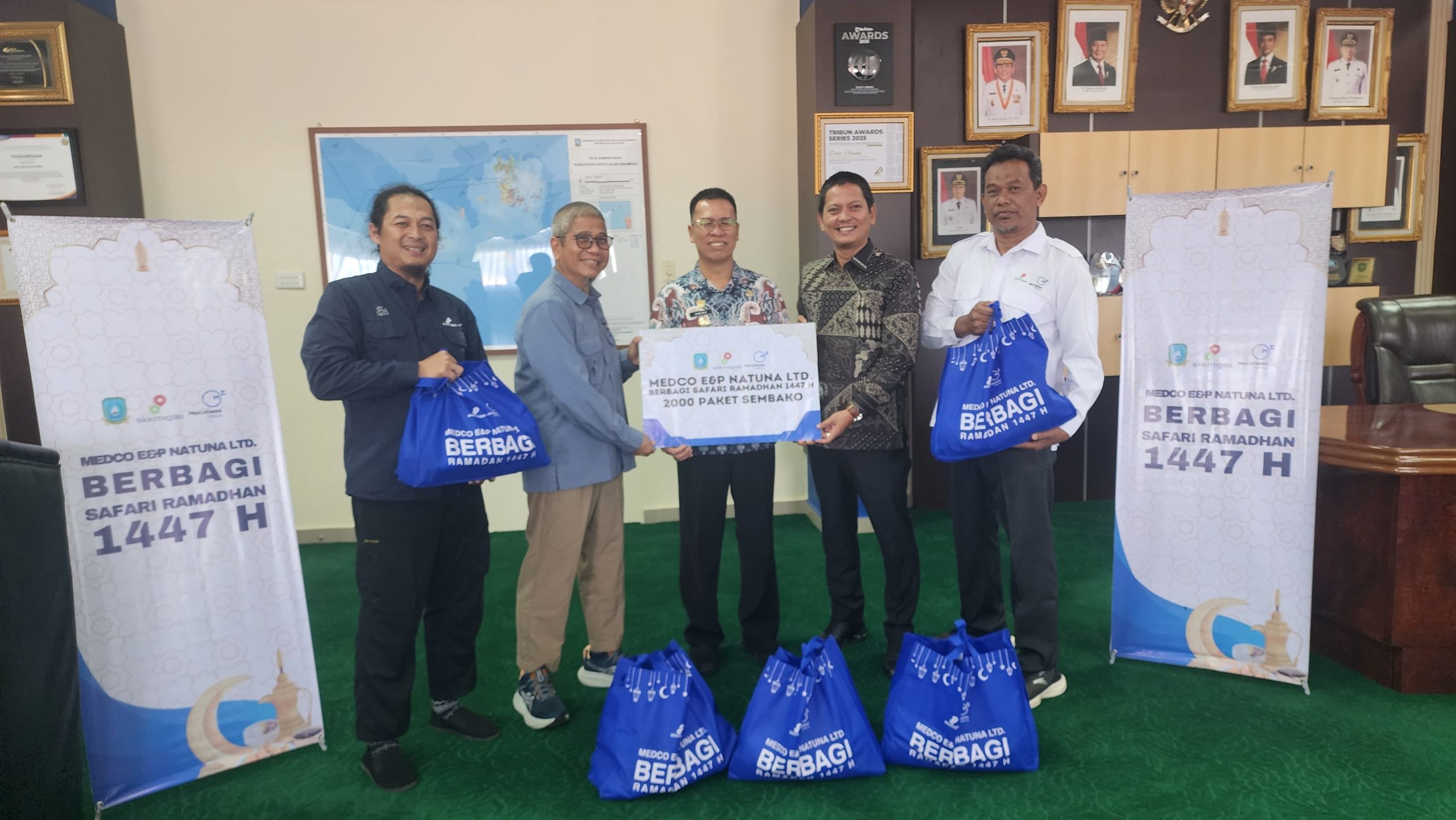 Bupati Anambas Aneng didampingi Wakil Bupati Anambas Raja Bayu saat menerima bantuan 2000 paket Sembako oleh Medco E&P Natuna Ltd.