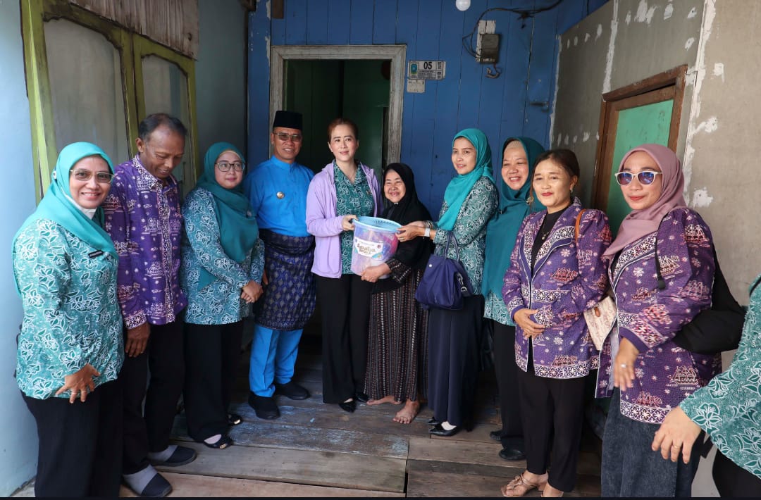 Bupati Anambas dampingi Pengurus Dekranasda Anambas salurkan Bantuan Sosial di Bulan Suci Ramadhan