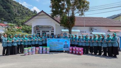 Ny. Shinta Aneng Ketua Dekranasda Anambas foto bersama pengurus 