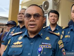 KSOP Batam kendalikan pencemaran laut Pulau Dangas dengan “oil boom”