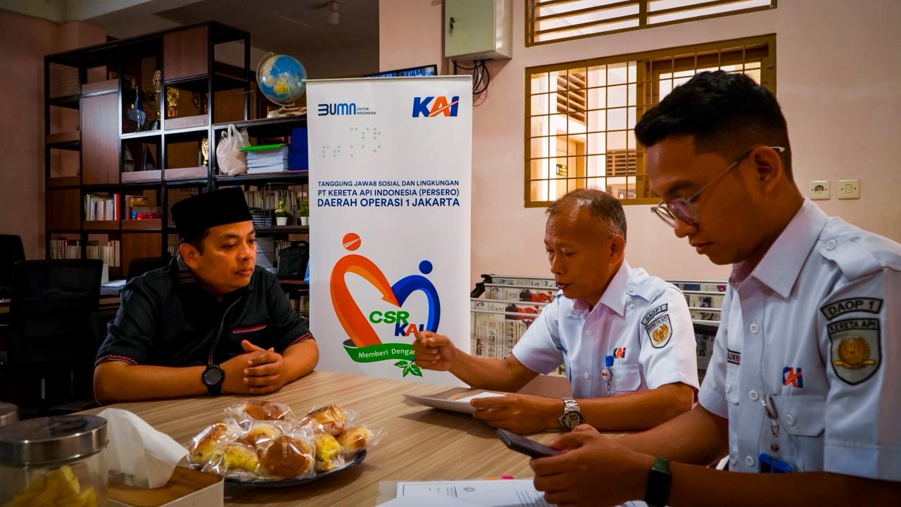 KAI Daop 1 Jakarta salurkan dana TJSL Rp50 juta untuk pembangunan ruang kelas baru di MTs Baitussalam Sukabumi. Begini komitmen KAI dukung pendidikan berkualitas dan berkelanjutan.