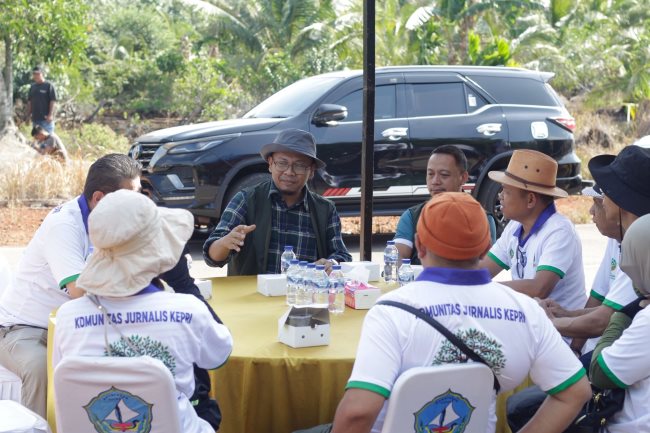 Kepala BPDAS Kepri, Haris Sofyan Hendriyanto (bertopi hitam), bersama Ketua Umum KJK dan Komunitas Pecinta Mangrove Jepang, saat penanaman 5.000 batang mangrove sempena Hari Pers Nasional di Kepri.