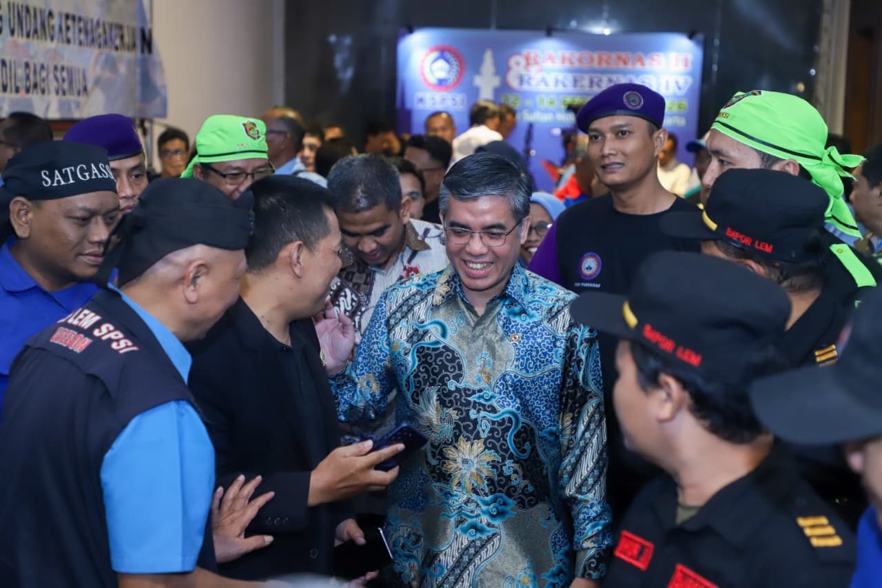 Sertifikat Kompetensi SP/SB menjadi arahan Menaker Yassierli dalam Rakornas KSPSI. Langkah ini mendorong produktivitas, K3, dan hubungan industrial yang lebih profesional.