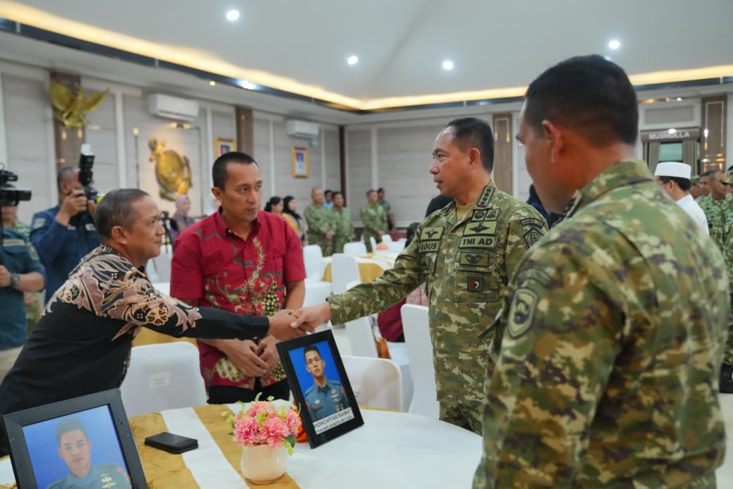 Panglima TNI Jenderal TNI Agus Subiyanto Serahkan Bantuan kepada Ahli Waris 23 Prajurit Marinir Gugur di Cisarua