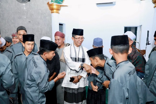 Safari Ramadan Sekupang dipadati anak muda. Wali Kota Batam Amsakar Achmad apresiasi antusiasme jemaah dan serahkan hibah Rp50 juta untuk dua masjid di Tiban.