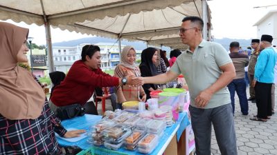 Bupati Anambas Aneng saat menyapa Anak-anak dengan bagikan Angpou