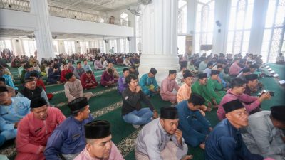 Sejumlah pegawai ASN memenuhi Masjid Agung Baitul makmur Tarempa dalam acara Satu Tahun Kepemimpinan Aneng-Raja Bayu 