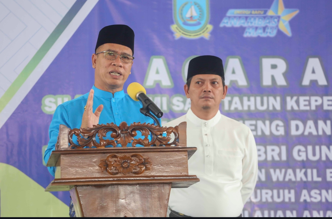Bupati Anambas Aneng didampingi Wakil Bupati Raja Bayu saat sambutan Peringati Satu Tahun Kepemimpinan di Masjid Agung Baitul Makmur Tarempa