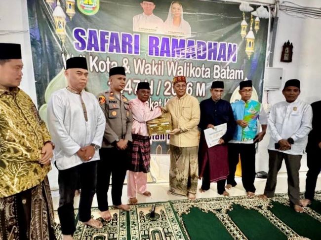 Safari Ramadan Batam mempererat silaturahmi pemerintah dan masyarakat. Sekda Firmansyah paparkan program UMKM Rp20 juta, bantuan pendidikan hinterland, hingga hibah masjid Rp40 juta.