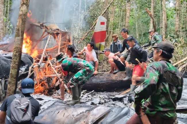 (Puspen TNI) mencatat respons cepat TNI dalam mengevakuasi kecelakaan pesawat Pelita Air di Krayan Timur, Nunukan. Pilot ditemukan meninggal, investigasi terus berjalan.