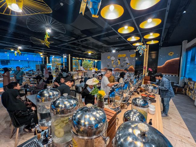 Ramadhan Yello Hotel Harbour Bay Batam hadirkan paket Ramadhan Serenity dan buka puasa Kumandang Adzan dengan konsep urban, lengkap dengan aksi berbagi ke Dompet Dhuafa Kepri.
