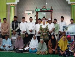 Awali Safari Ramadan di Pulau Tiga Barat, Bupati Natuna Salurkan Zakat Mal dan Bantuan Beras