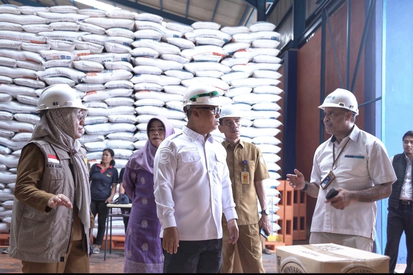 Stok Pangan Kepri Aman, Wagub Nyanyang pastikan beras dan MinyaKita cukup hingga Idulfitri 2026 usai tinjau gudang Bulog Batam.